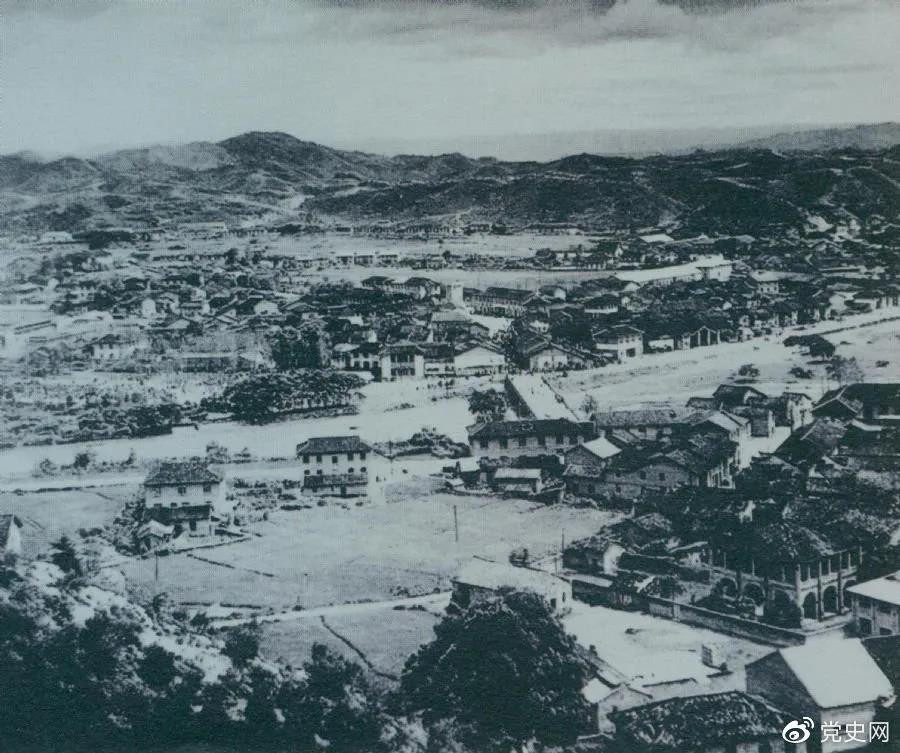1928年4月，朱（zhū）德率領南昌起義餘部到（dào）達井岡山（shān），與毛澤東領導的（de）部隊勝利會師。圖為會師（shī）地點礱市全景。.jpg