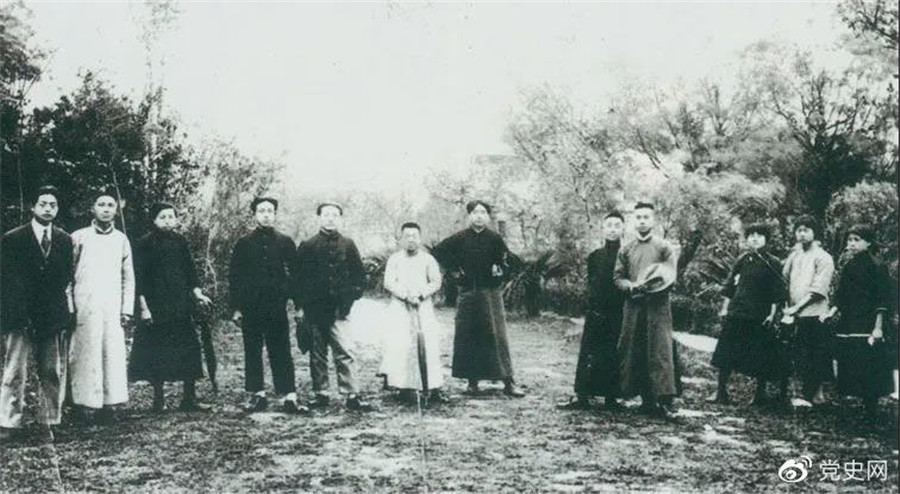 1920年5月8日，新民學會部分會員在上海半（bàn）淞園合影。左七為毛澤東。.jpg