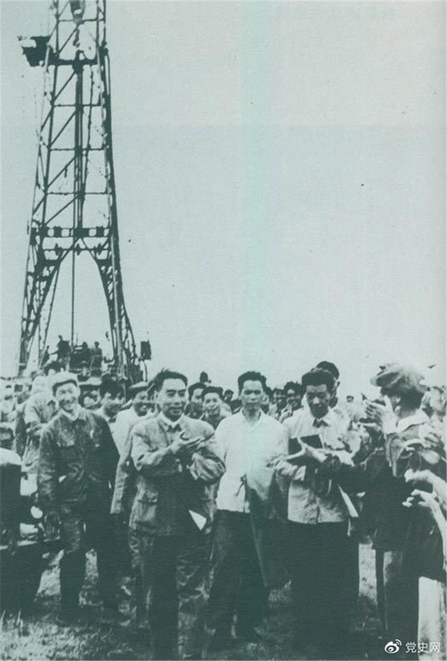 1962年6月，周恩來（lái）到大慶視察，這是在1202鑽井隊現場參觀。.jpg
