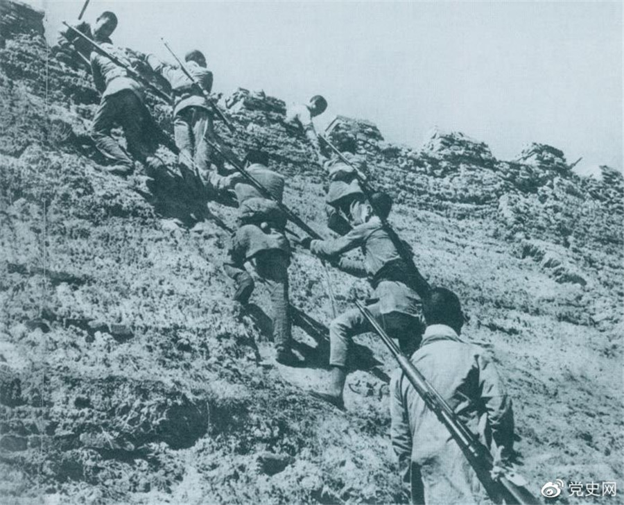 1945年6月25日（rì），八路（lù）軍冀中部隊（duì）攻克河北獻（xiàn）縣。圖為部隊奮勇（yǒng）攀登城牆。.jpg