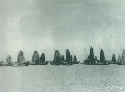 1950年4月16日，人民解放軍發起大規模渡海戰役，強渡瓊州（zhōu）海峽。5月1日，海南全島解放。.png