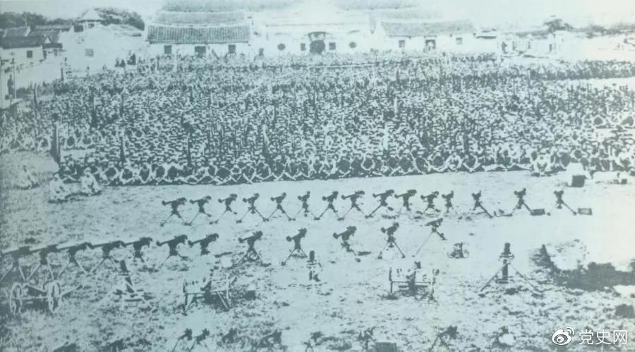 1932年4月20日，由紅一軍團和紅五（wǔ）軍（jun1）團組成的東路軍攻占漳州，圖（tú）為攻占（zhàn）漳州後的部隊情形。.png